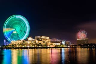 横浜港と花火