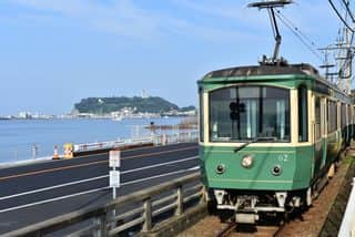 鎌倉高校前からみた江ノ電と江の島